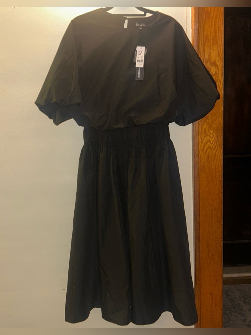 Reveuse TwoPiece Black Puff-Sleeve Elastic Midi Dress